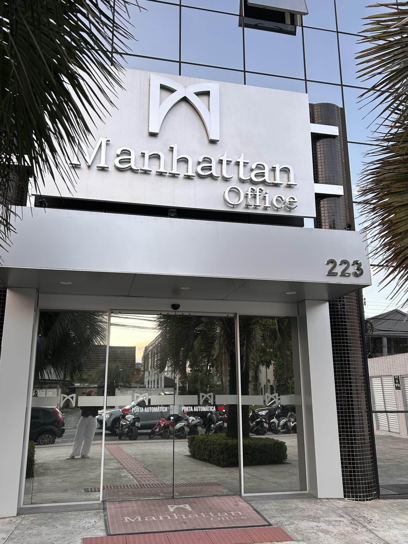 Na Rua Uruguai, procure o 223 e o letreiro do Manhattan Office