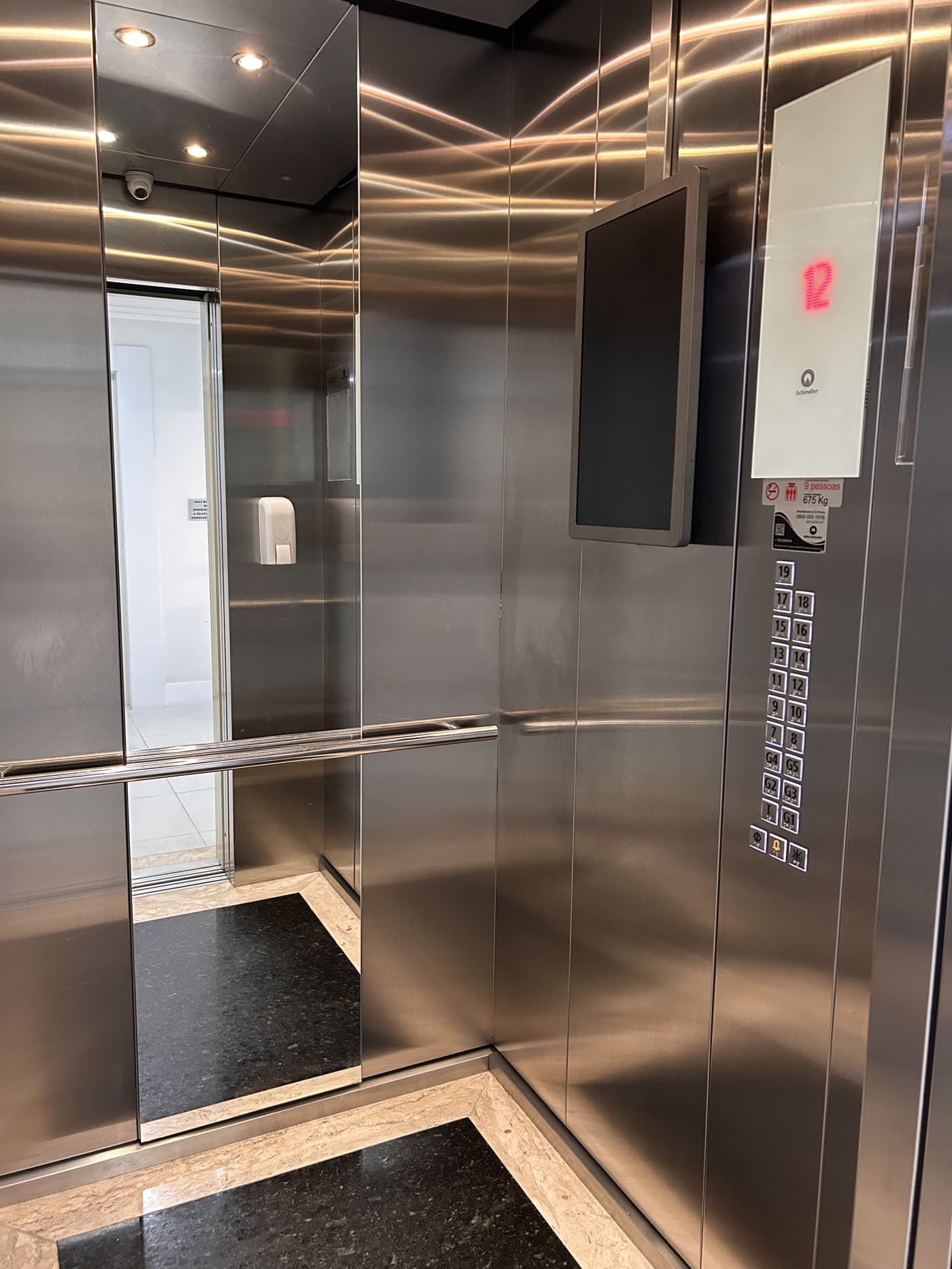 Pegue o elevador e aperte o 12