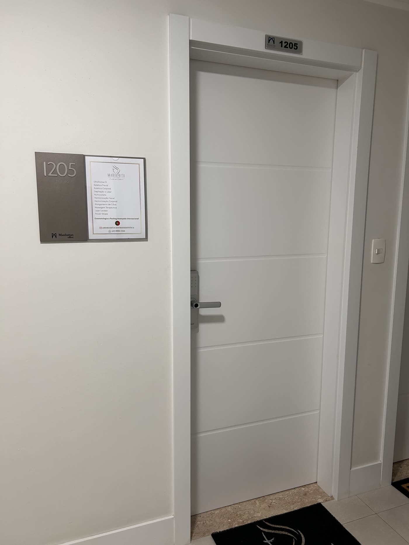 Saindo do elevador, a sala 1205 tem a placa da clínica ao lado